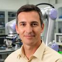 Ingegnere robotico davanti a un braccio collaborativo in laboratorio